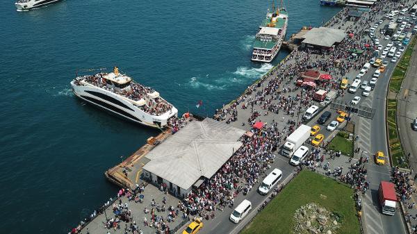 Eminönü'nde toplu taşıma araçlarından inenler, burada Sirkeci istasyonunu kullanarak Marmaray'a bindiler. Marmaray istasyonlarında görevliler vagonlara inen kişi sayısı kadar insanın binmesine ve ezilmelerin olmamasına dikkat etti.