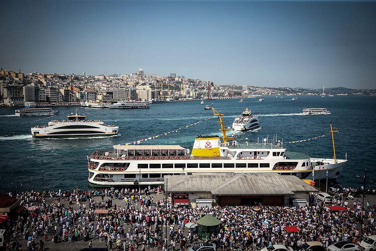 Ramazan Bayramı’nı İstanbul’da geçiren vatandaşlar, Tarihi Yarımada’nın tarihi ve turistik mekanlarına akın etti.