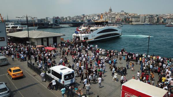 Sultanahmet’ten Eminönü’ne yürüyen vatandaşlar, daha sonra Karaköy’e gitmek için Galata Köprüsü’nden geçti.