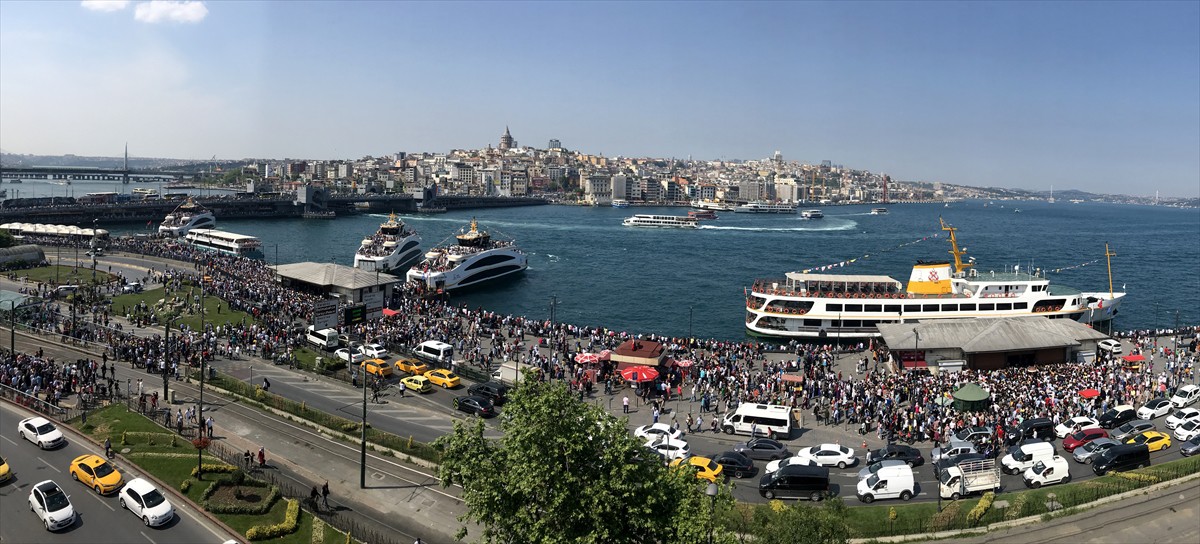 Boğaz turuna katılmak isteyen vatandaşlar, Eminönü’ndeki iskelede uzun kuyruklar oluşturdu. Turlara katılan vatandaşlar, güzel havanın ve İstanbul’un eşsiz manzarasının keyfini çıkardı.