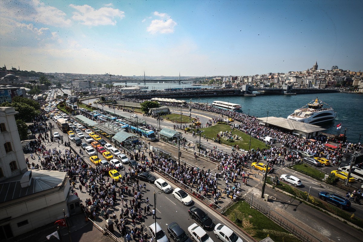 Öte yandan, İstanbul’da günlük alışverişte en çok rağbet gören semtlerden olan Tahtakale, Mahmutpaşa ve Mercan, bayram dolayısıyla daha da hareketlendi.