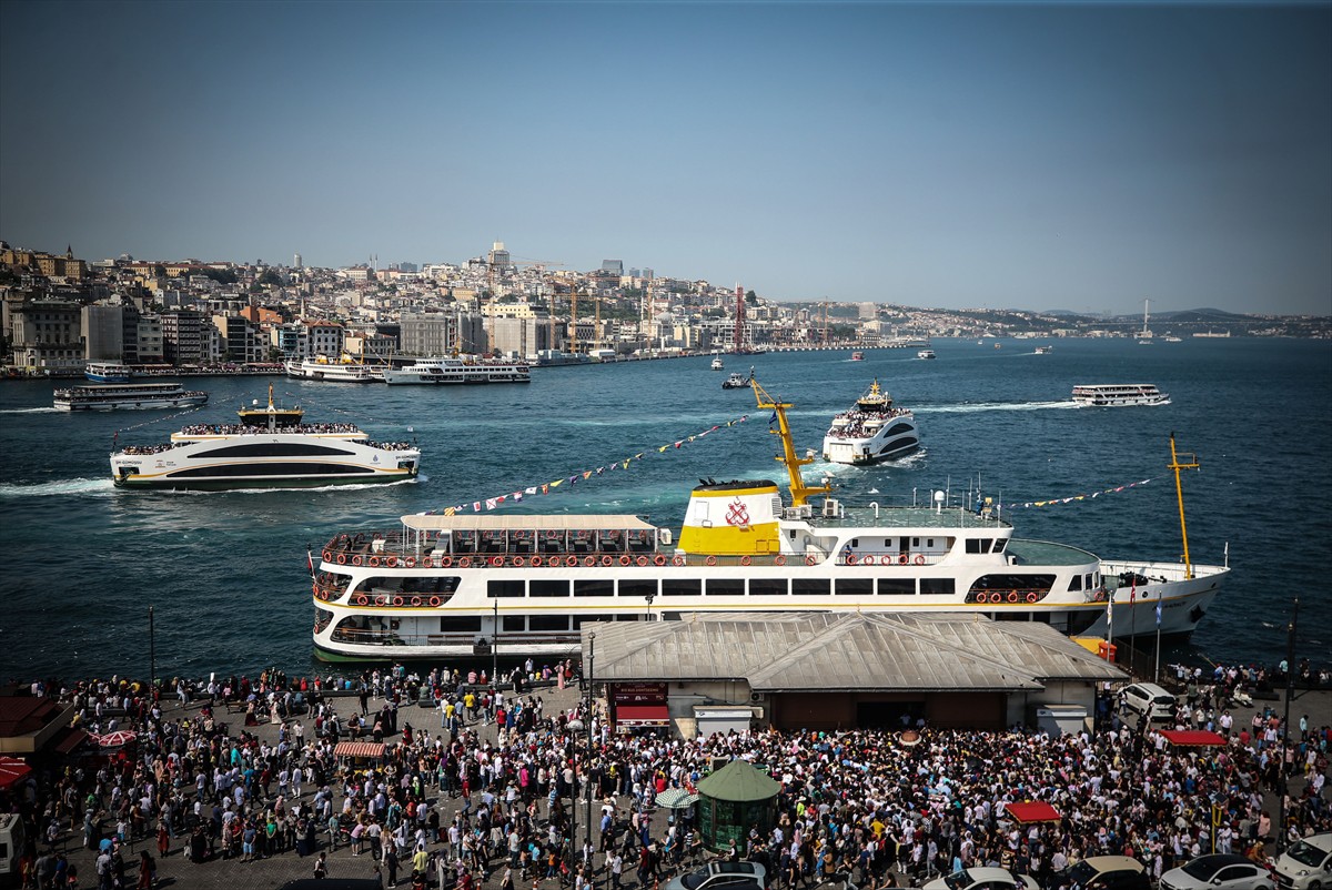 Balat, Karaköy, Galata, Tophane, Moda, Ortaköy semtlerinde de bayram yoğunluğu yaşandı.