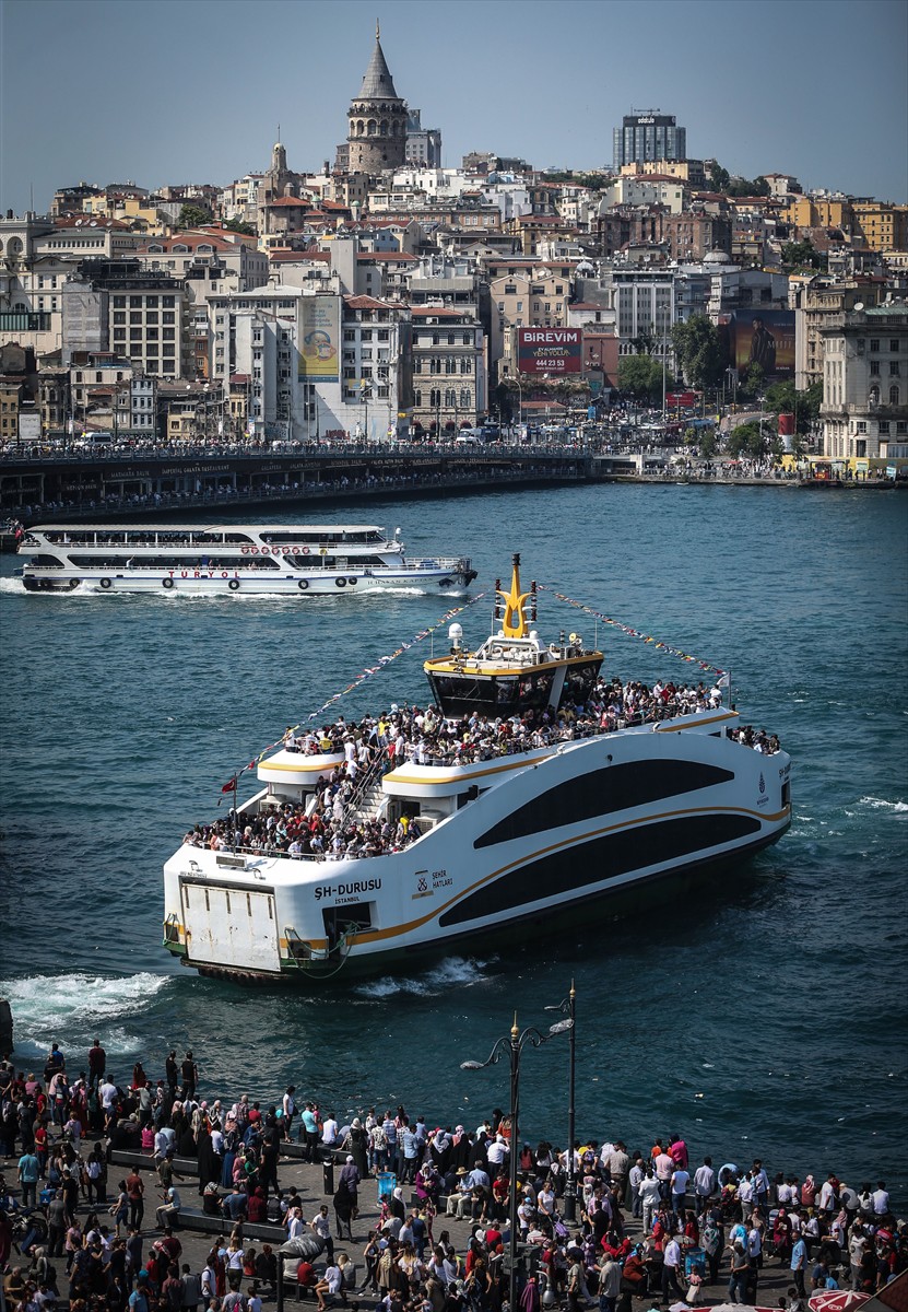 Dün sokakta öyle bir kalabalık vardı ki... Toplu taşıma araçları bedava olunca her yer hınca hınç doldu.