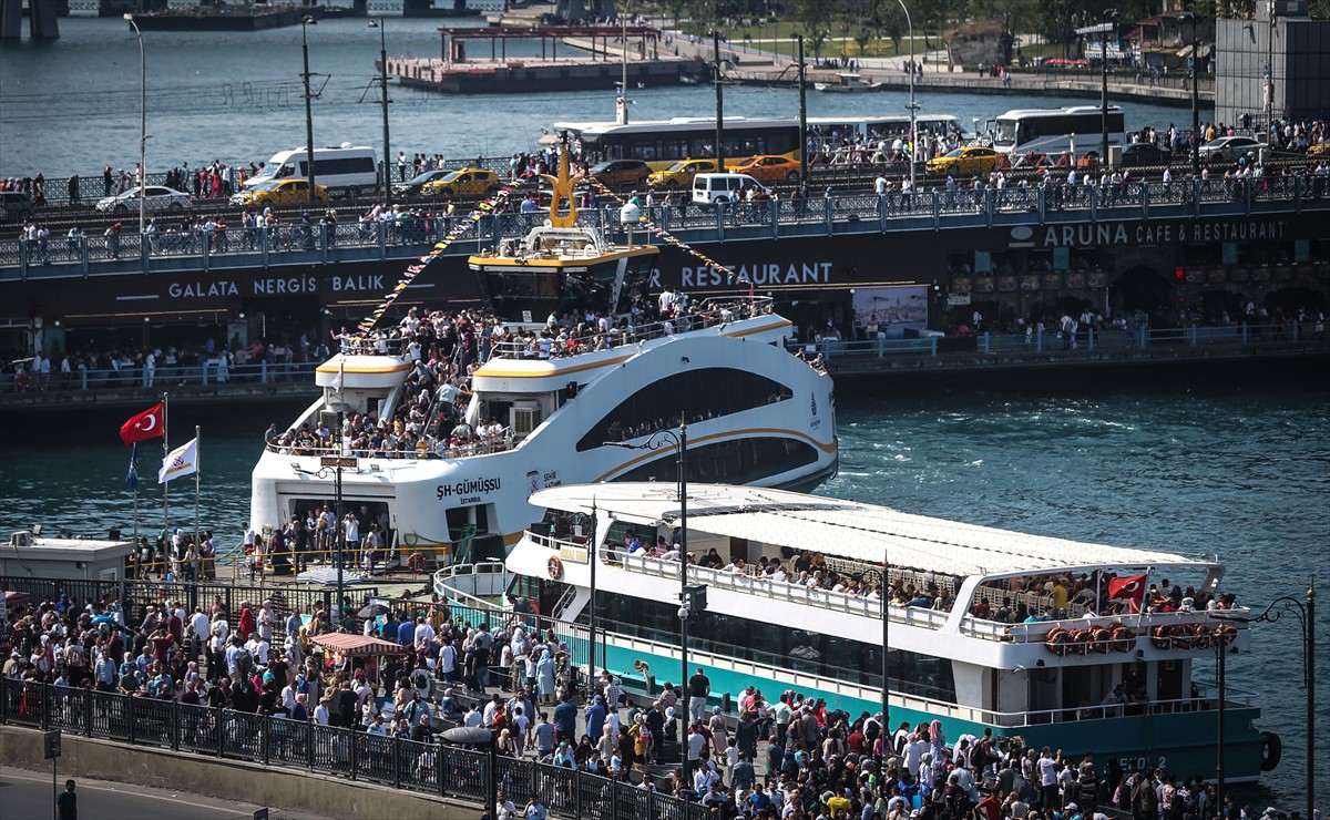 İstanbulluların gezintiye çıkmak için bayramın üçüncü gününü seçtikleri, kalabalığın yoğunluğundan belli oluyordu.