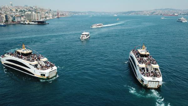 Dün İstanbul bir başka güzeldi. Tepede güneş, açık bir hava vardı ve görüş mesafesi çok iyiydi. Haliç ve Boğaz bütün ihtişamı ile gözlere hitap ediyordu.