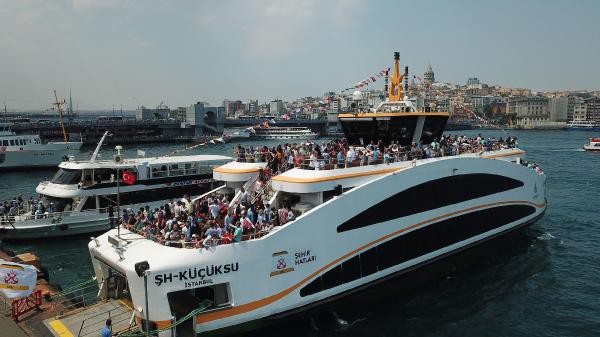 Ramazan Bayramı'nda aileleri ile birlikte İstanbul'u gezmeyi tercih edenler bol bol fotoğraf çektirerek günlerini ölümsüzleştirdiler.