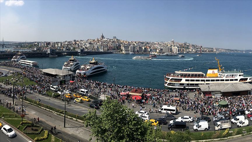 Kalabalıkta kaybolanlar, bulunup bir köşede bekletilenler ve isimleri anons edilenlere yardım etmek için koşuşturanlar da bu günden unutulmayacakların arasına girdi.