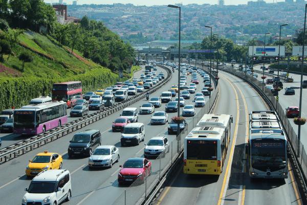 Vatandaşlar 9 günlük tatilin ilk günü yola çıktılar. Trafik yoğunluğu yaşandı.