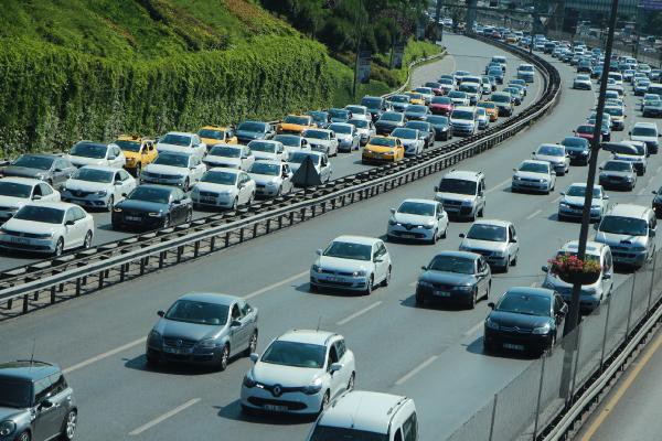 Trafikteki araçlar bazı noktalarda uzun kuyruklar oluşmasına neden oldu.