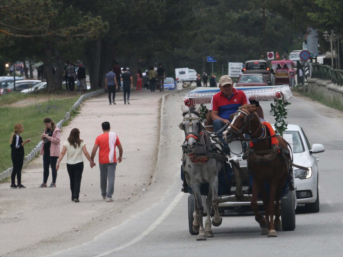 Abant, sokakları bayram tatilinde renkli görüntülere sahne oldu.