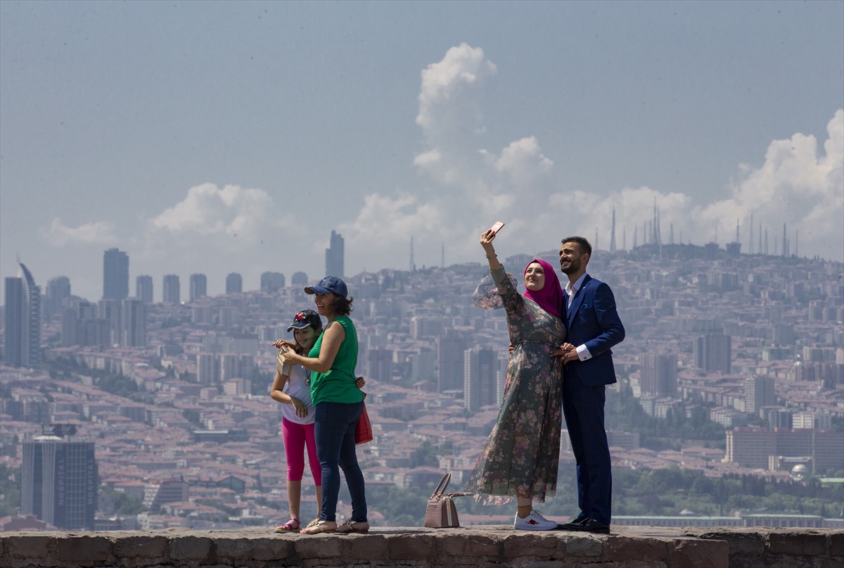 Ya Ankara... Ankaralılar şehrin tepe noktalarında selfie çekmeye doyamadılar.