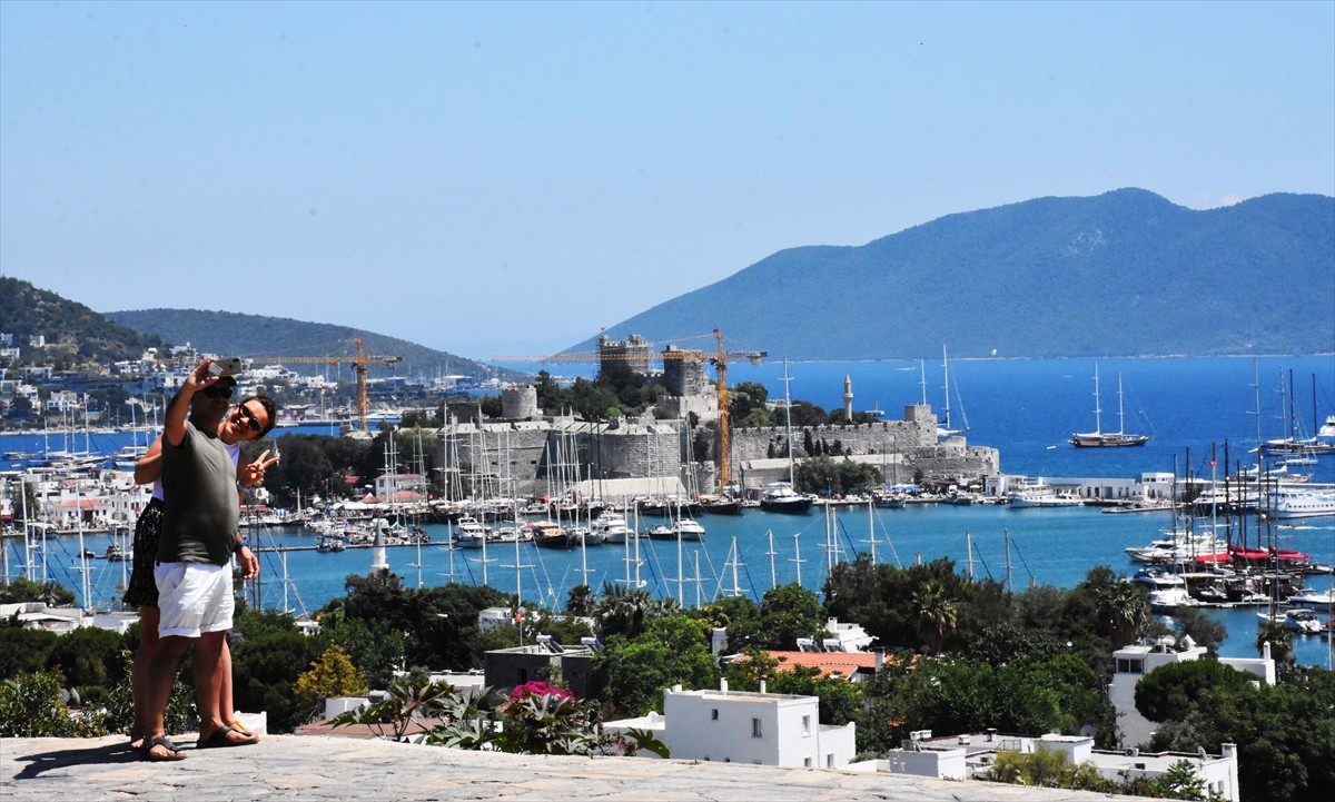 Bodrum her zaman diliminde özel. Ama bu kez tatilin yaz başına gelmesi ile birlikte, sabah güneşi ve akşam esintisi ile ziyaretçilerini daha da mutlu etti.