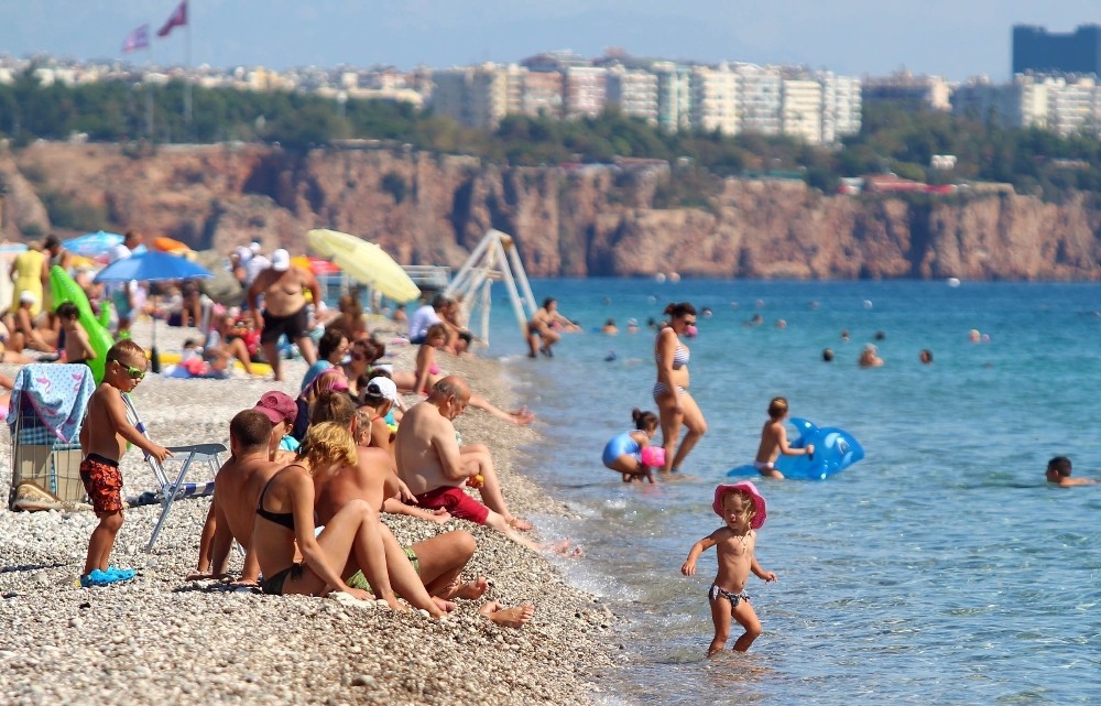 Antalya'da en önemli bayram tatili etkinliği denize girmek oldu.