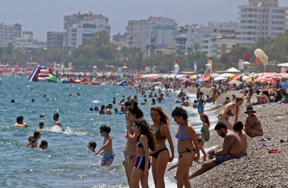 Antalya'da sadece yerli turist değil, yabancı turist de bulunuyordu.