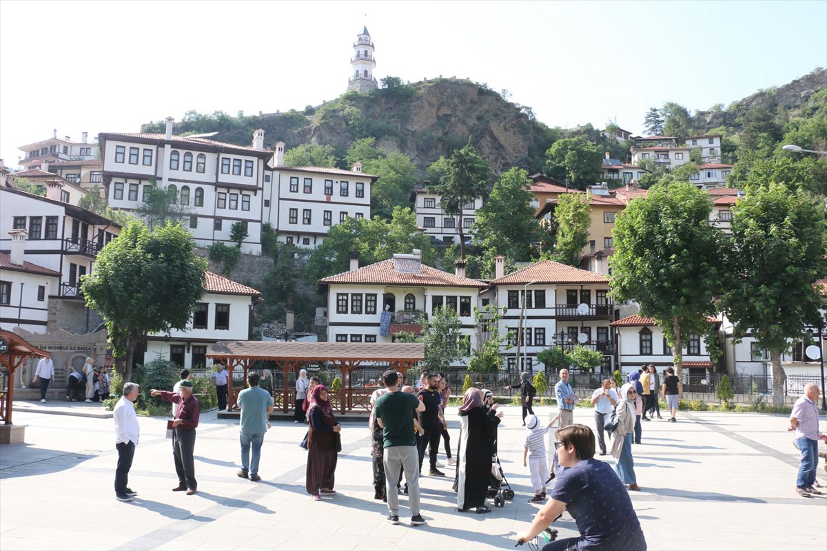 Bolu'da Göynük, misafirlerini keyifle ağırladı. Bu ziyaretlerden yana alışverişe hareket katıldığı için yöre esnafı da çok mutlu kaldı.