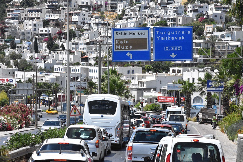 Bodrum'un merkezindeki trafik, bayramda İstanbul'u aratmadı.
