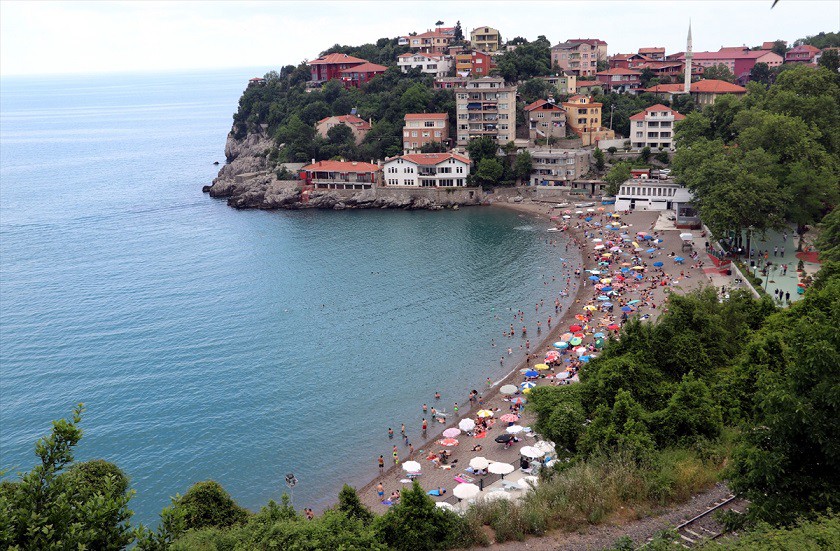 Batı Karadeniz'de yer alan Zonguldak da deniz sezonunu bayramda açtı.