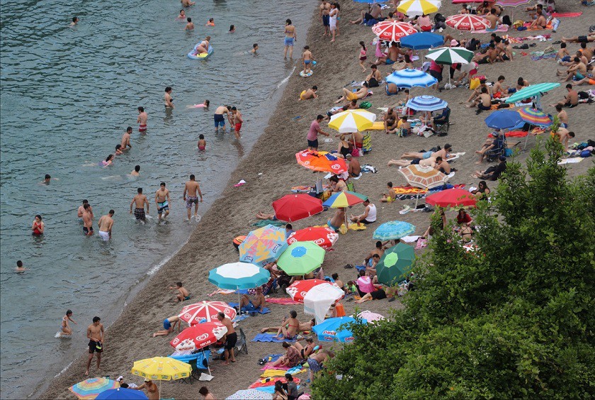 Zonguldak sahilleri bu yıl deniz severlerle erkenden buluşmuş oldu.