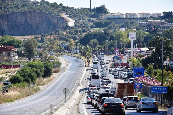 İzmir, Kuşadası da Ramazan Bayramı'na müdavimlerini ağırladı.