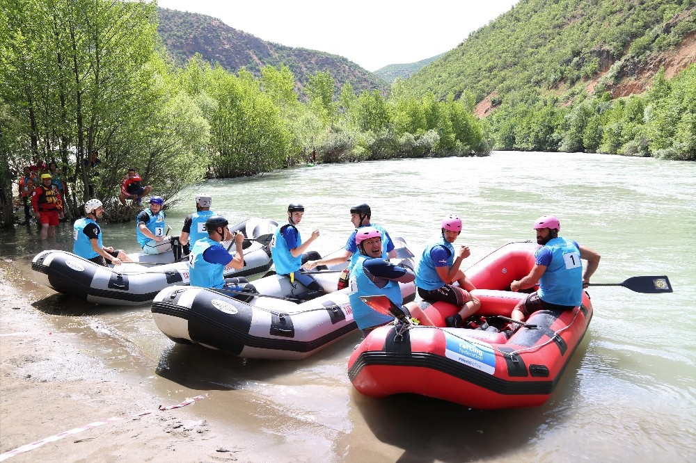 R4 Dünya Rafting Şampiyonası'nda veteranlar yarışı gerçekleştirildi. Yarışı Tunceli Valisi Tuncay Sonel, WRF Başkanı Danilo Barmaz'ın takımı ikinci sırada tamamladı.
