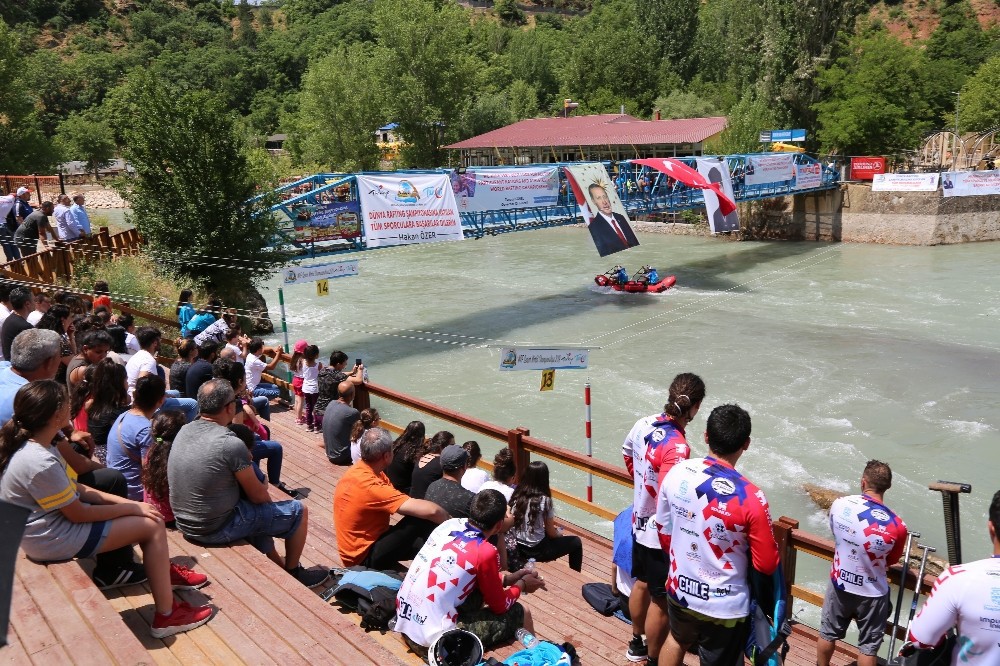 Türkiye'de ilk defa yapılan Dünya Rafting Şampiyonası için 20 ülkeden 600 sporcunun yanı sıra 200 de teknik heyet ve hakem kente geldi.