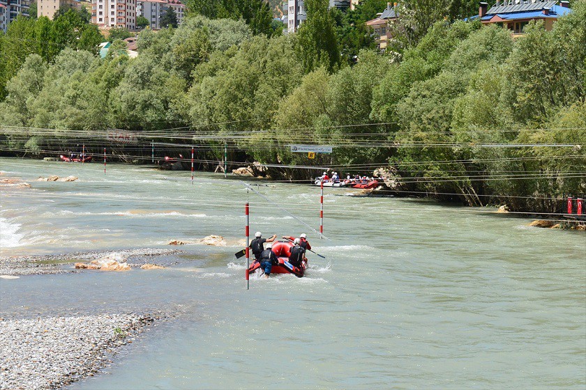 Munzur Çayı’nda 2 gün antrenman yapan sporcular, bugün yarışmalara başladı.