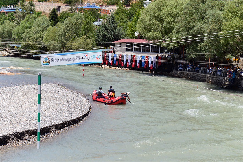Tunceli’de birlik ve beraberlik mesajı verildiğini aktaran Sonel, “Hem Tunceli hem ülkemiz hem de dünya için çok önemli. Huzur, turizm ve spor şehir Tunceli’den tüm dünyaya selam gönderiyoruz.” diye konuştu.