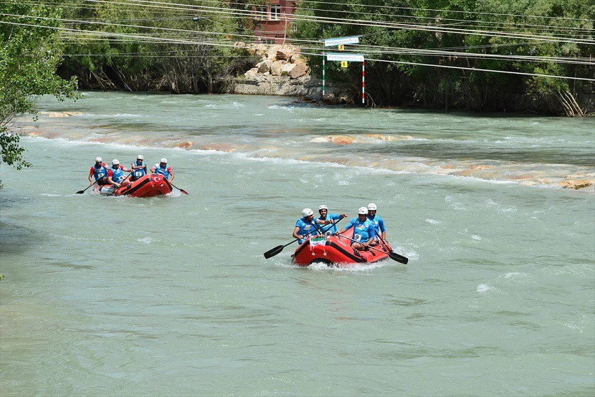 Vali Sonel, konuşmasına “Bugün müsabakalar hızla devam ediyor. Renkli görüntülere sahne oluyor. Munzur Nehri’nin güzel görüntüsüyle birlikte rafting yarışmacılarımız hakikaten kıyasıya yarışıyorlar. Bize hepsine başarılar diliyoruz.” dedi.