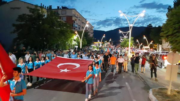 Şampiyona başlarken şehrin içinde sporcuların yürüyüşü göz doldurdu.