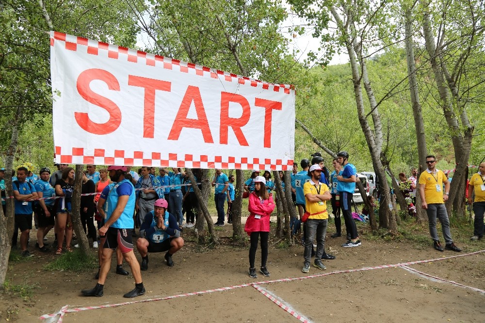 Start yeri festival alanı gibiydi. Coşkulu bir kalabalık, buradan sporculara eşlik etti.