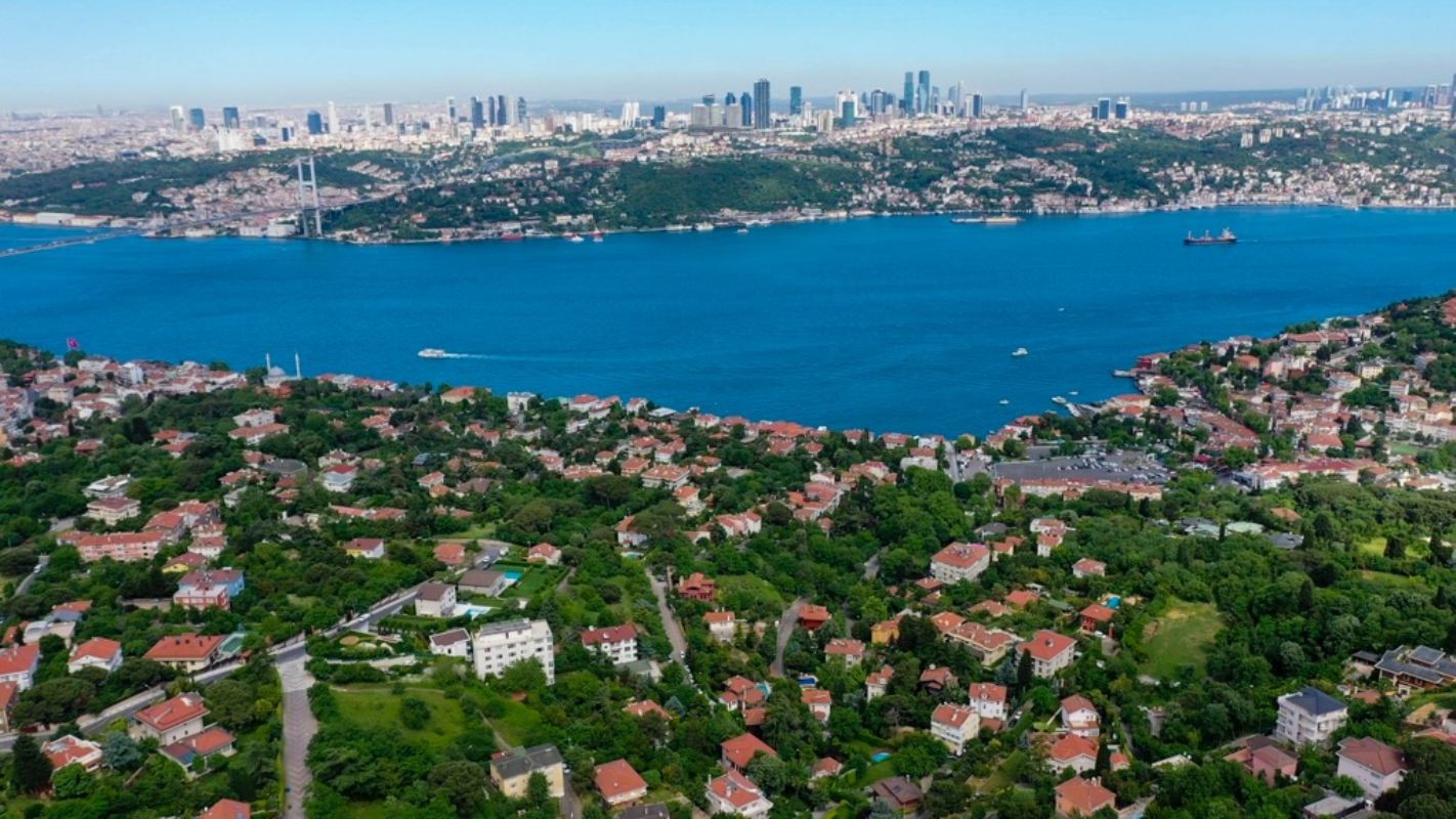İSTANBUL’UN EKONOMİSİ TÜRKİYE’NİN YÜZDE 31’İNE DENK DÜŞÜYOR / Türkiye İstatistik Kurumu'na (TÜİK) göre İstanbul, 970 milyar lira büyüklüğündeki gayri safi yurtiçi hasılası (GSYH) ile Türkiye ekonomisinin yüzde 31'ini oluşturuyor. Bu da o dönemin kuruyla 257 milyar dolar anlamına geliyor.