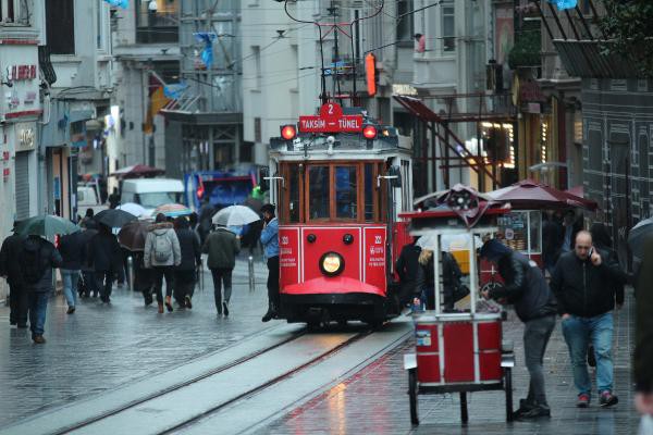 EN BÜYÜKLER LİSTESİNİN İLK 10’UNDA İSTANBUL ŞİRKETLERİ VAR / İstanbul Sanayi Odası'nın (İSO) açıkladığı en büyük 500 sanayi kuruluşu listesinde ilk 10 sırada yer alan şirketlerin yarısı İstanbul merkezli.