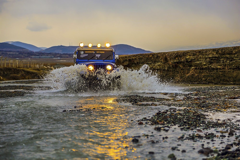 OFFROAD: Offroad olarak bilinen ve 4x4 arazi araçları ile doğada zor koşullarda yol alma özelliği ile tanınan bu doğa sporu “yol dışı” anlamını taşır. Zor koşullarda ve engebeli arazide gerçekleştirilen bu spor için Ergan Dağı ve Ekşisu mevkii uygun yerlerden ikisi olmakla birlikte Erzincan’ın birçok bölgesinde bu sporun yapılabilmesi olanaklı. Ayrıca arazi koşulları yamaç paraşütü, doğa yürüyüşü, yön bulma, motokross ve offroad gibi bireysel ve takım halinde yapılabilen pek çok doğa sporuna uygun. Yörenin bu özelliği Türkiye Dağcılık Federasyonu’nun dikkatini çekerek, 1995 yılı yaz temel eğitim kurslarından biri 17-23 Mayıs tarihleri arasında Kemaliye’de yapıldı.