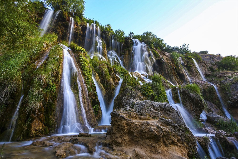 RAFTİNG: Rafting, Erzincan’da genelde Nisan ve Ağustos ayları arasında Karasu (Fırat) Nehri üzerinde yapılıyor. Rafting parkurlarına ulaşım kolay olup, bu parkurlar, Erzurum, Erzincan karayolları güzergâhı üzerinde bulunuyor. Erzincan, 2002 yılında Türkiye Rafting Şampiyonası’na ev sahipliği yaptı ve 209'uncu Ulusal Alternatif Turizm Kongresi raftingin ilde geliştirilmesi amacıyla çeşitli organizasyonlar düzenleniyor. Özellikle Mayıs ayında 6'lık ve 5'lik rapitler oldukça fazla. Yollarüstü Mutu arasındaki parkurun uzunluğu 40 kilometreyi buluyor. Mayıs ayından sonra suların azalmasıyla Sansa Bağlar mevkiinden Mutu'ya kadar 26 kilometrelik bir parkur var.