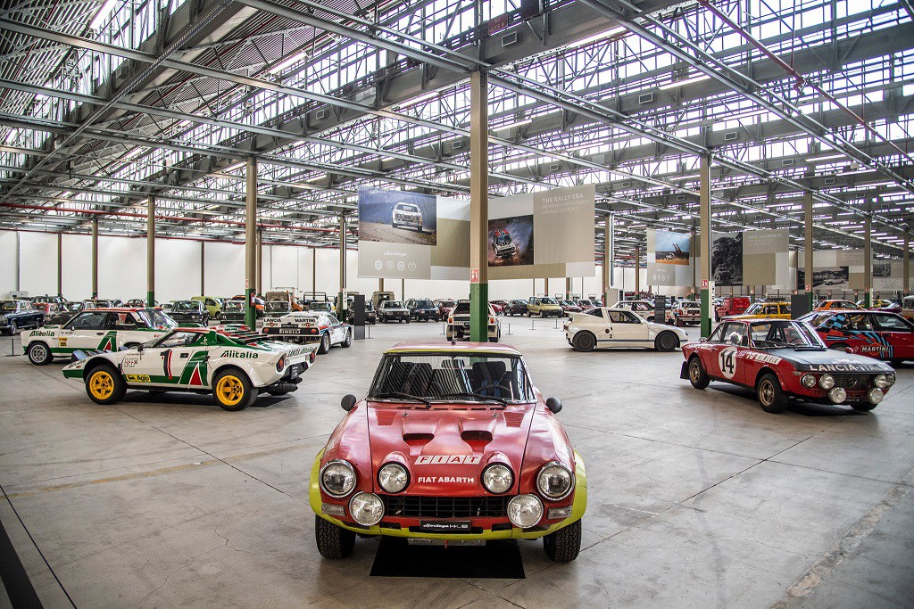 Bina içerisinde FCA Heritage koleksiyonundan Alfa Romeo, Fiat, Lancia ve Abarth’ın 250 adet dönem otomobili, 15 bin metrekarelik alana sahip bölümde sergileniyor. Binanın orta bölümünde ise motorlu taşıtların bir asırdan daha uzun süreli gelişimini gözler önüne seren; sekiz ayrı temada farklı tür, dönem ve FCA markalarına ait 64 otomobil yer alıyor. Ayrıca bina içerisinde Mirafiori’ye dair, açılışından itibaren geçen 80 yılın çeşitli fotoğraf ve metinlerle anlatıldığı “Asma Sergi” de yer alıyor.