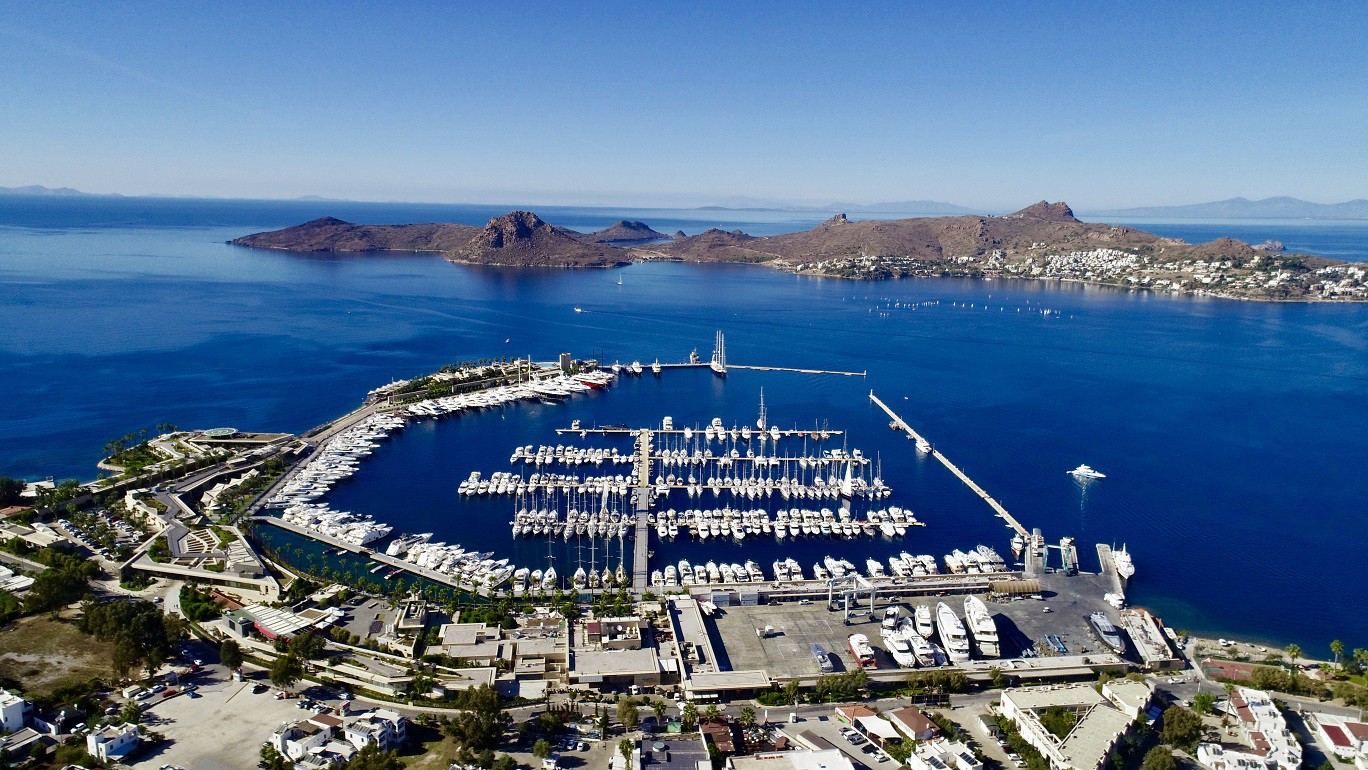 Turgutreis, Yalıkavak gibi marinalar turistlerde alışkanlık yapıyor. Gerek buradaki alışveriş imkanı ve eğlence, gerekse yatı olanların konaklamaktan keyif alması ve tabii ki denizi, bu tercihte olumlu rol oynuyor.
