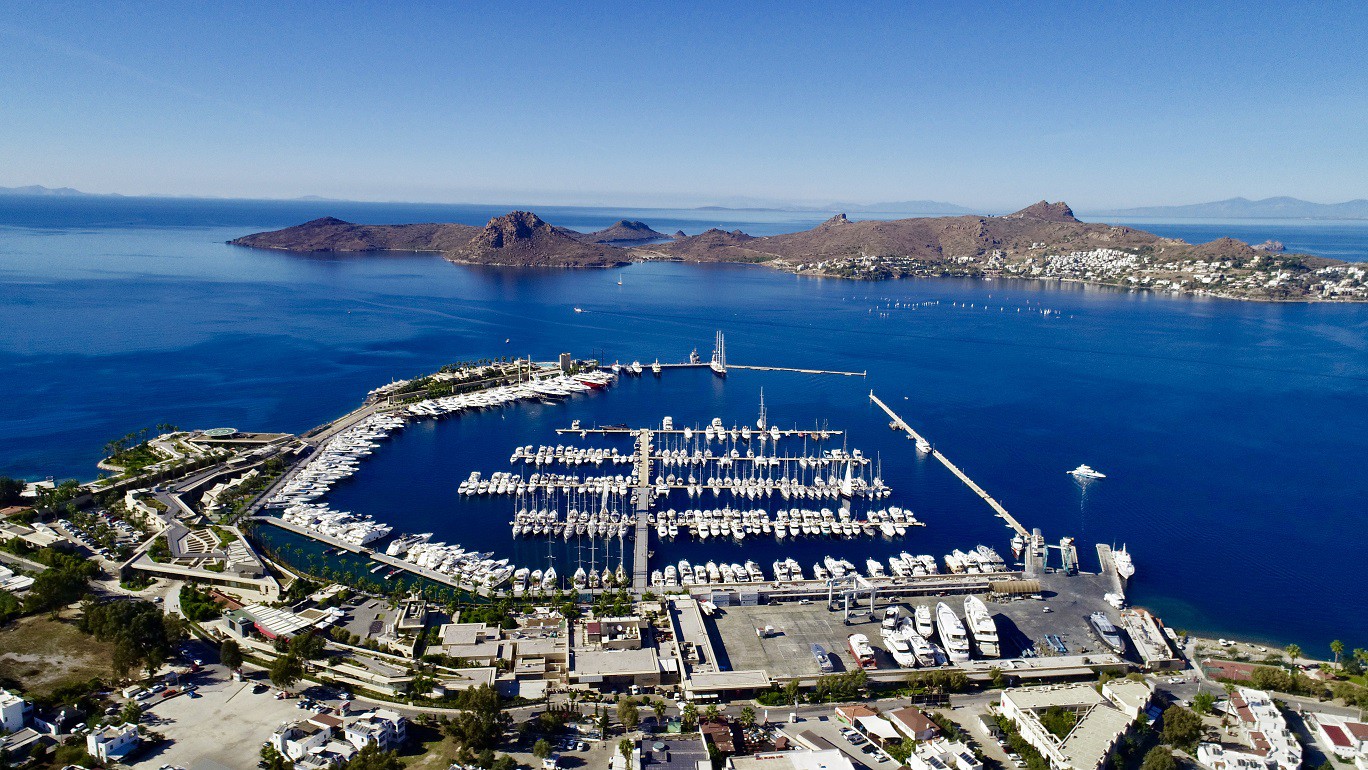 Turgutreis, Yalıkavak gibi marinalar turistlerde alışkanlık yapıyor. Gerek buradaki alışveriş imkanı ve eğlence, gerekse yatı olanların konuklamaktan keyif alması ve tabii ki denizi, bu tercihte olumlu rol oynuyor.