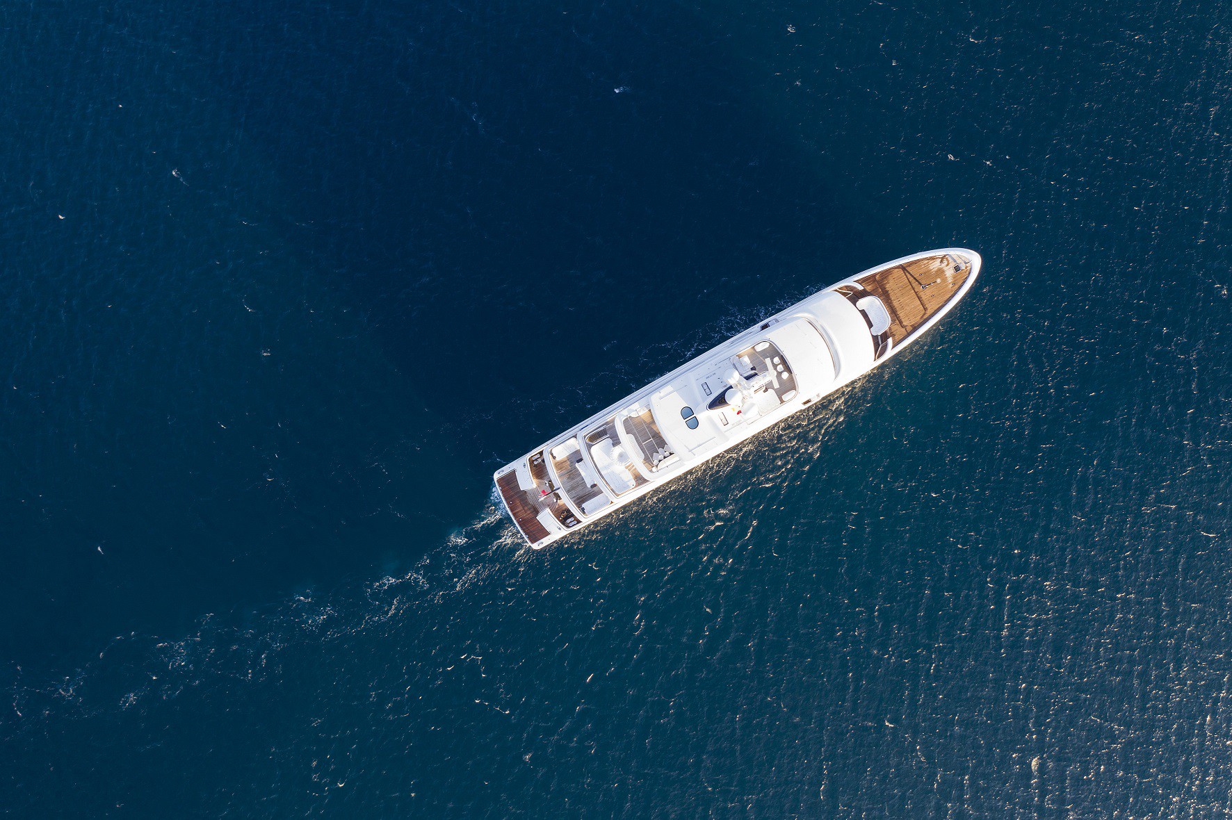 Yüzer otel de denilen yatların demirlediği koylar kadar marinaların özellikleri de turistler için önemli. Bu mekanlarda gurme restoranları, barlar, kafeler, kulüpler, çeşitli eğlence mekanları ve çocuklara özel spor etkinliği de sunuluyor.