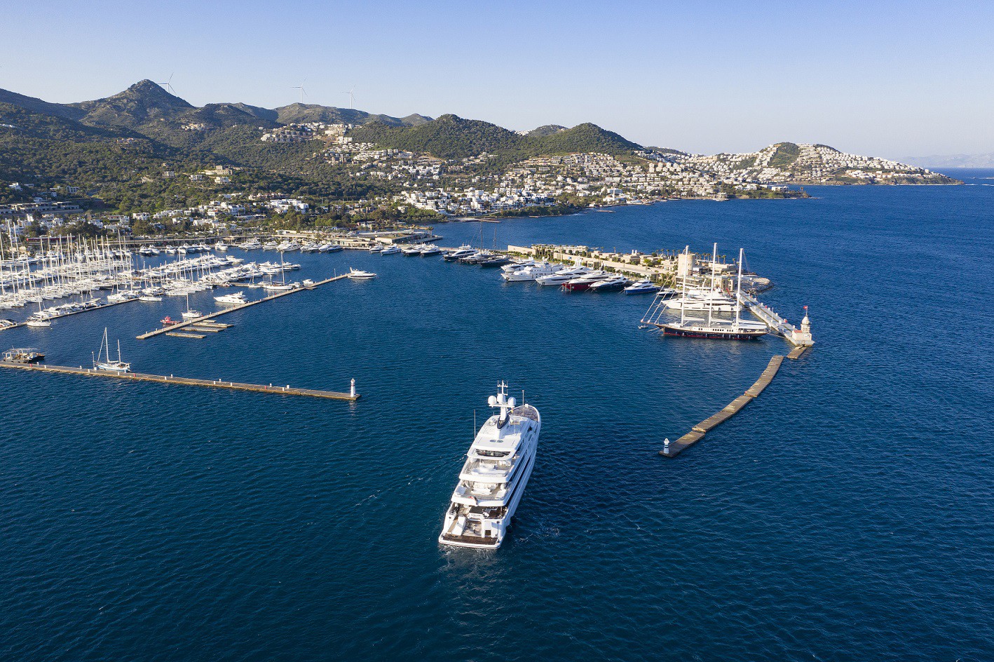 Özellikle Yalıkavak, yerli ve yabancı turistlerin ilgisini çekiyor. Yalıkavak Marina’yı her yıl yaklaşık 2 milyon yerli ve yabancı turist ziyaret ediyor.