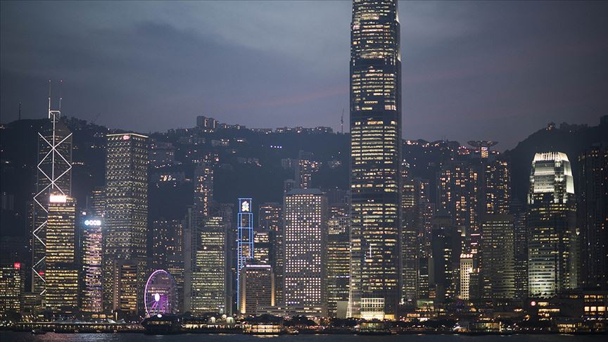 Hong Kong, dünyanın uzağında ama buna karşın gelişmiş sistemleri, teknolojik üstünlükleri, kalabalık caddeleri ile üzerinde yaşayanlara hareketli bir yaşam sunan ışıl ışıl bir kent.