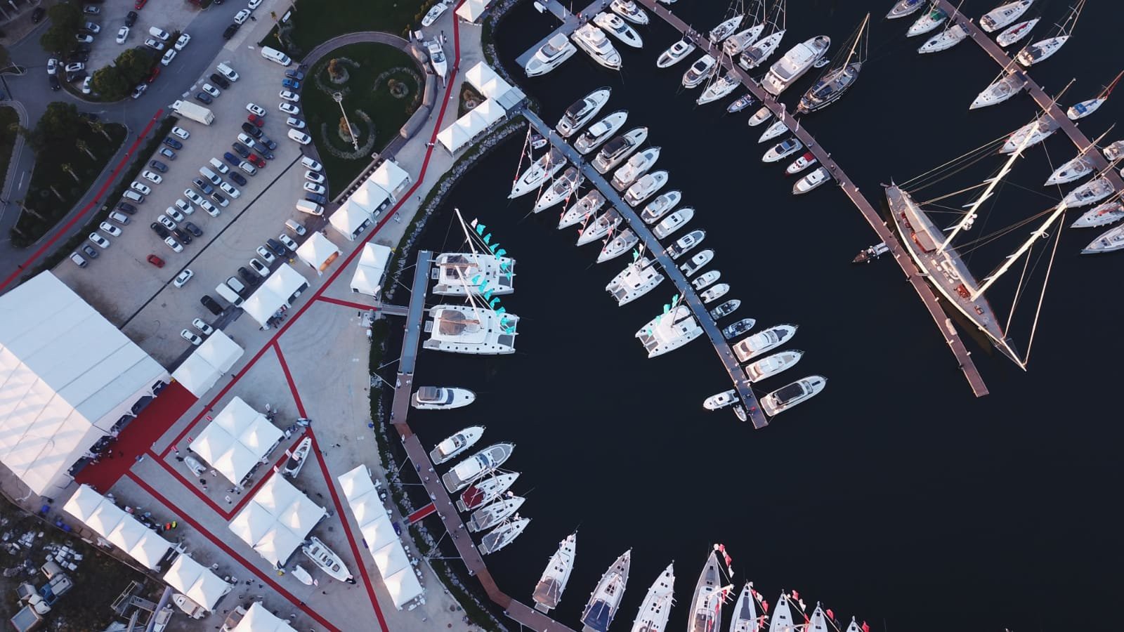 Mesela marina bu etkinlikle 60 bin ziyaretçi ağırlamış ve boyları 5 metre ile 50 metre arasında değişen 200’ün üzerinde tekne deniz üzerinde görücüye çıkmıştı. Bence de böyle bir fuar için doğru alan. (Fotoğraf: İstanbul Tuzla Viaport)