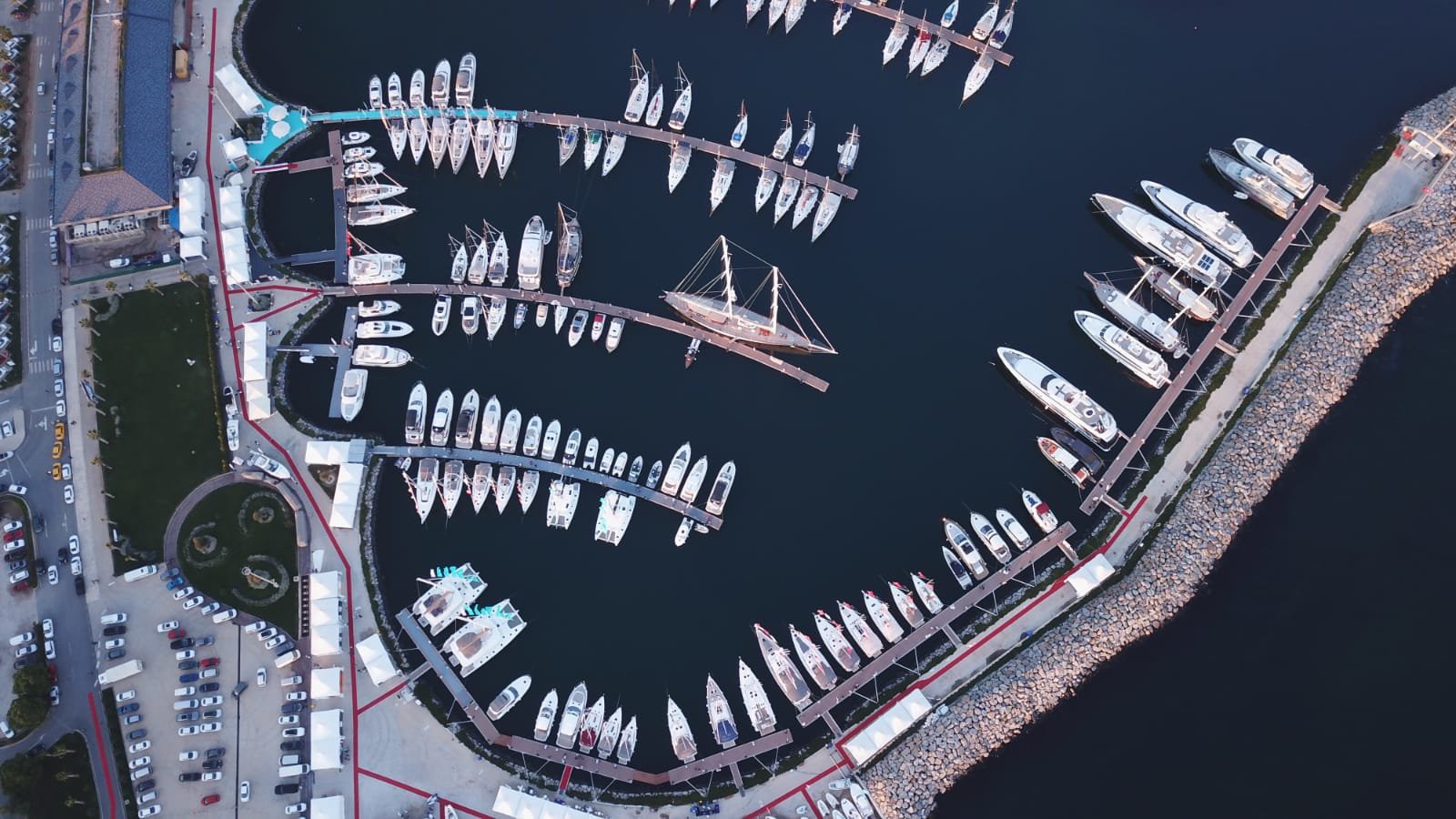 Viaport Marina’da gün boyu alışveriş, Tema park eğlencesi, Akvaryum macerası, sinema ve benzeri birçok etkinliği bir arada sunuluyor. (Fotoğraf: İstanbul Tuzla Viaport)