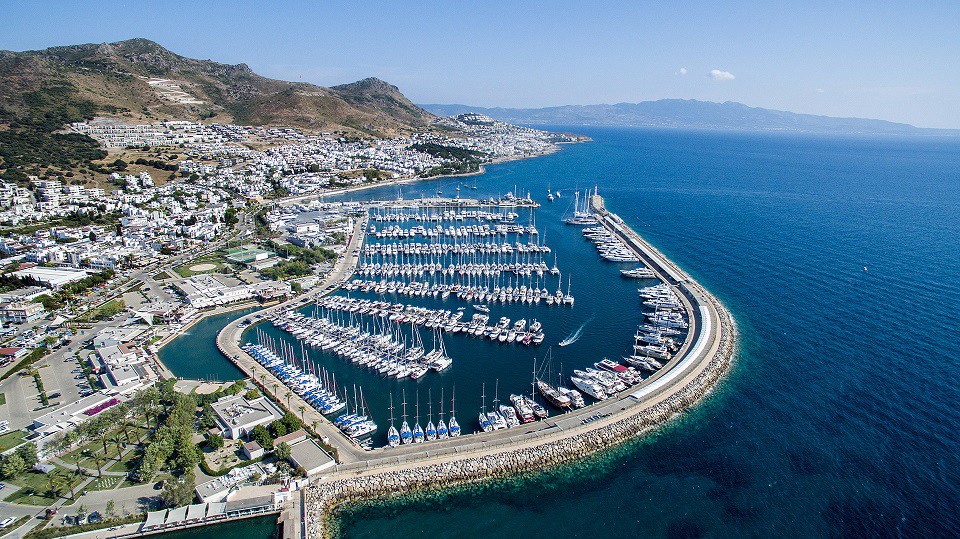 Ben ilk kez Bodrum Turgutreis’teki D-Marin Turgutreis Marina’ya ayak bastığımda bu alanların çok özel yerler olduğunu keşfedebildim. Bir kere yerdeki karo taşından, iskelelerindeki ahşabın kalitesine kadar her şey çok başka, mimarisi insanın başını döndüren güzellikte ve orada özel bir yerde olduğunuzu hissediyorsunuz. (Fotoğraf: D Marin Turgutreis)