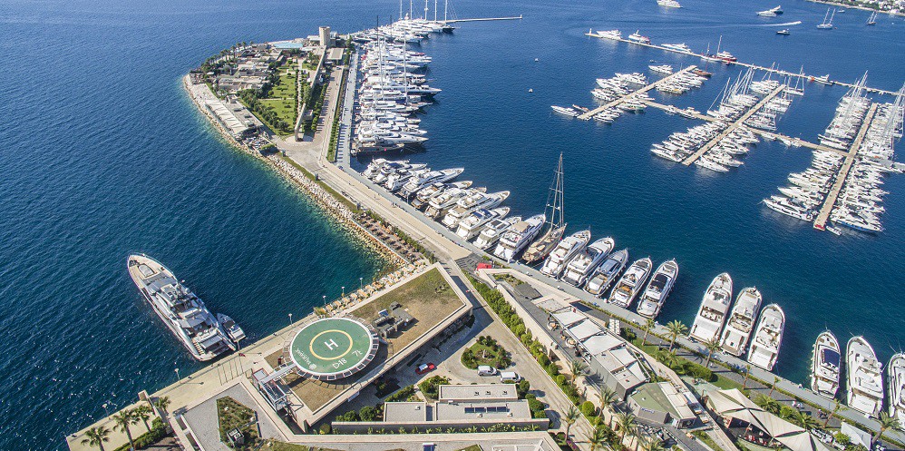 HEPSİ ÇOK AMAÇLI / Aslında nedir marinalar? Deniz araçlarının bağlanabildiği, bu süreçte güvenlik ve temizlik hizmeti verilen, aynı zamanda deniz araçları ile gelen insanların yeme, içme, araçlarında kalmak istemeyenler için belki konaklama, eğlence, dinlence bazen yüzme hizmeti aldıkları çok amaçlı alanlar. (Fotoğraf: Bodrum Yalıkavak Marina)