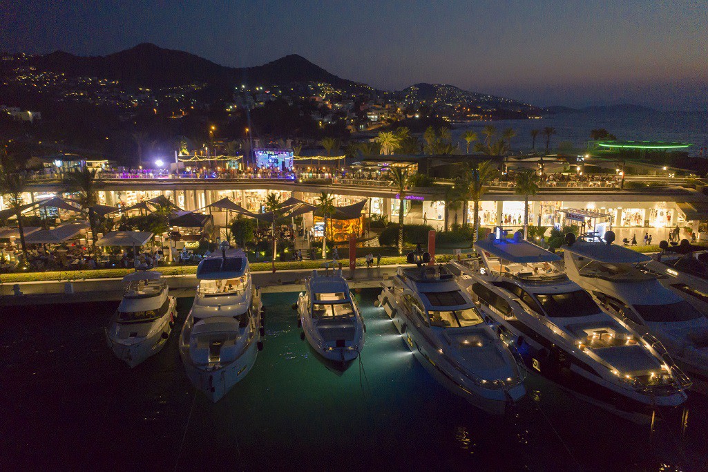Marinaların gündüzü kadar gecesi de ünlü. (Fotoğraf: Bodrum Yalıkavak Marina)