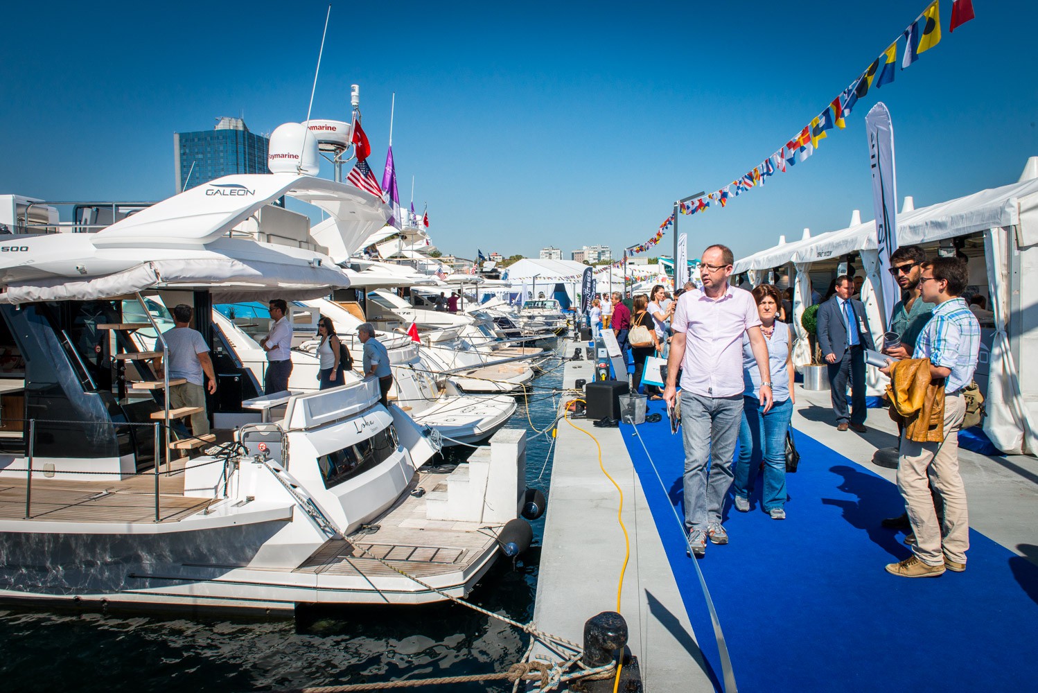 Balık restoranında yenen keyifli yemekler, etrafınızda sizi tanıyan ve isminiz ile hitap eden çalışanlar, kendinizi bir bütünün parçasıymış gibi hissettiriyor. Daha çok iş dünyasının toplantılarına da sahne oluyor buradaki mekanlar. (Fotoğraf: İstanbul Ataköy Marina)