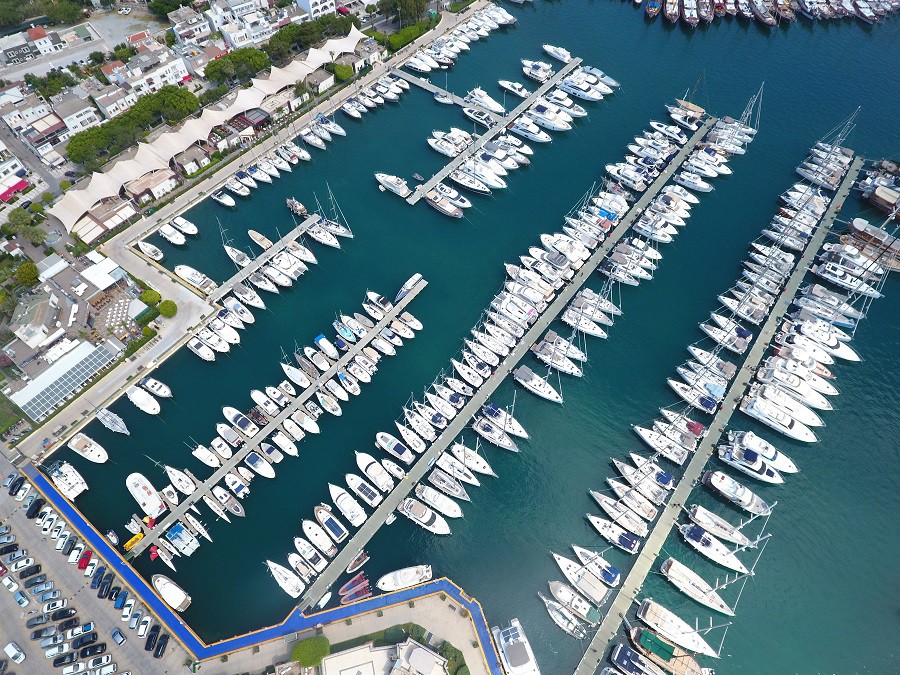 SEFERİHİSAR: Teos Marina-Seferihisar/Sığacık.
DİDİM: D-Marin Didim Marina.
ALAÇATI: Port Alaçatı Marina.
KUŞADASI: Setur Kuşadası Marina.
GÖCEK: Marina D-Marin Göcek, Göcek Marina, Göcek Club Marina, Göcek Belediye Marina, Göcek Exclusive Marina, Göcek Village Port, Skopea Marina-Göcek.
(Fotoğraf: Milta Bodrum Marina)