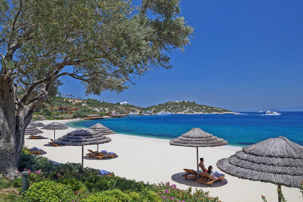 Hint düğünleri için Bodrum'da 4 gün boyunca büyük otellerin kapatıldığını biliyoruz. Düğün için gelen gelin ve damadın yakınlarının dışında, sahne alacak sanatçılar ve ekipleri, hatta mutfak çalışanları özel uçaklarla bu otellere akın ediyorlar.