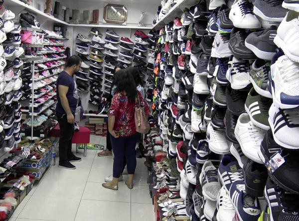 Alışverişi de ihmal etmeyen turistler esnafın yüzünü güldürüyor.
