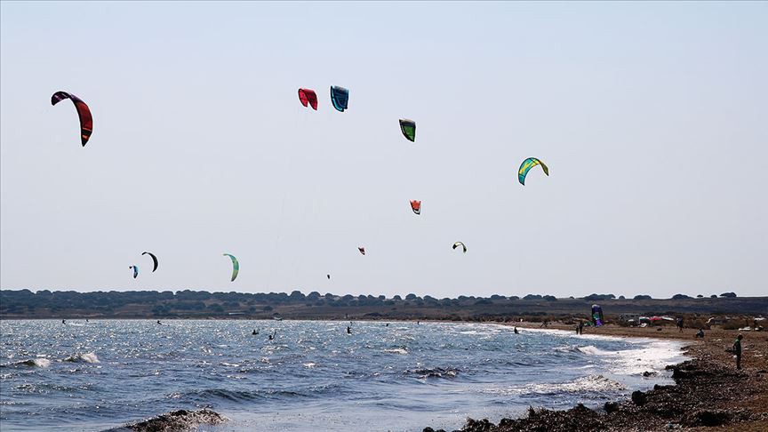Deniz sporları ve çeşitli alternatiflerle gelen ziyaretçilere hoş anlar yaşatılmaya çalışılıyor.